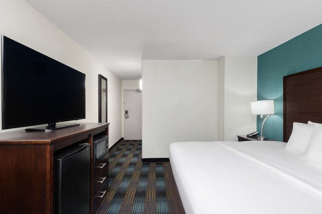 WINGATE BY WYNDHAM KANSAS CITY-guestroom-Guest Room,On-Site.jpg