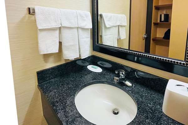  - Comfort Inn & Suites Olathe - I-35, Exit 220