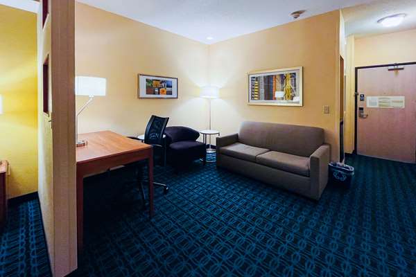 Suite - Comfort Inn & Suites Olathe - I-35, Exit 220