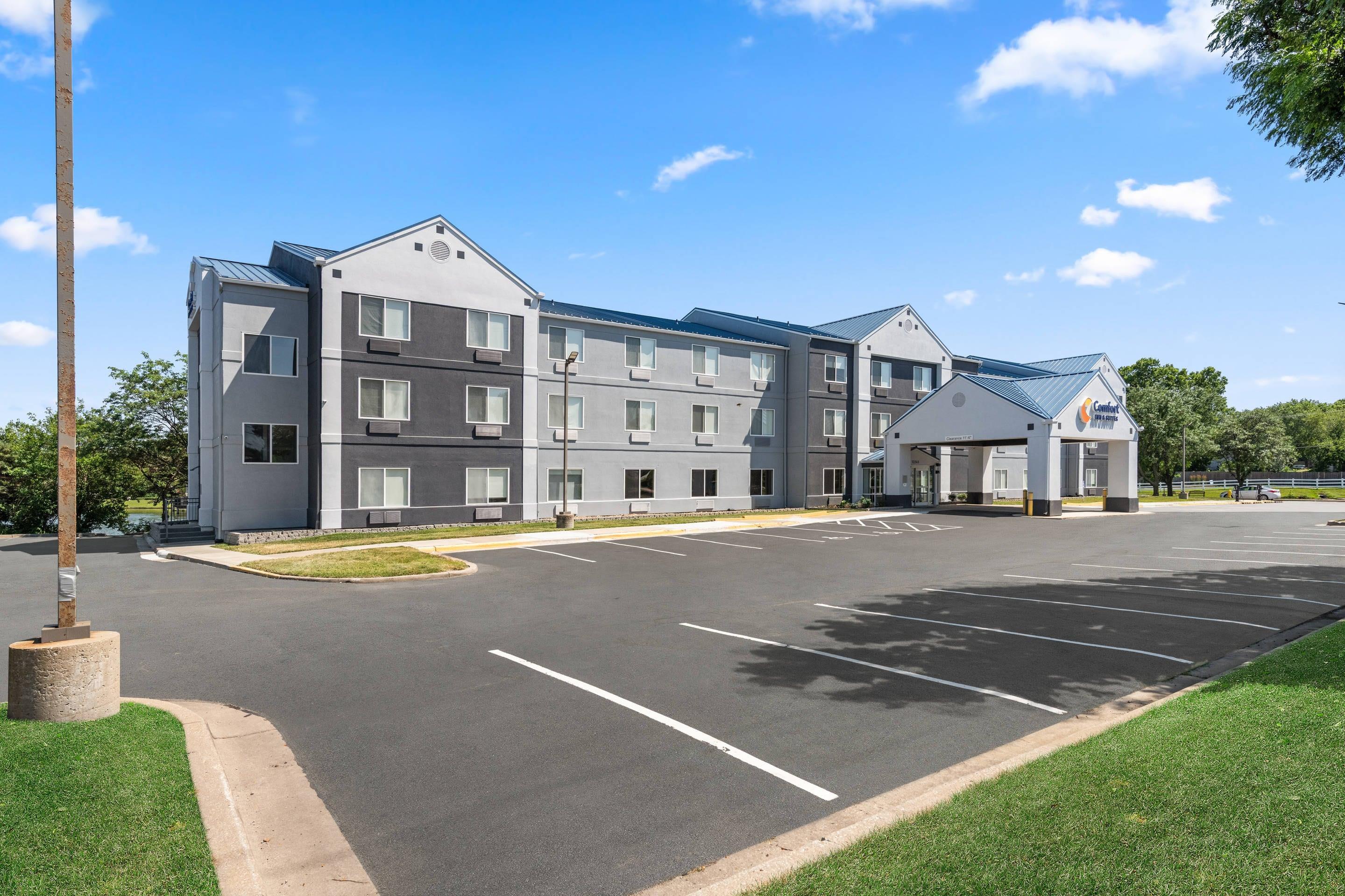 Hotel exterior | Comfort Inn & Suites Olathe - Kansas City