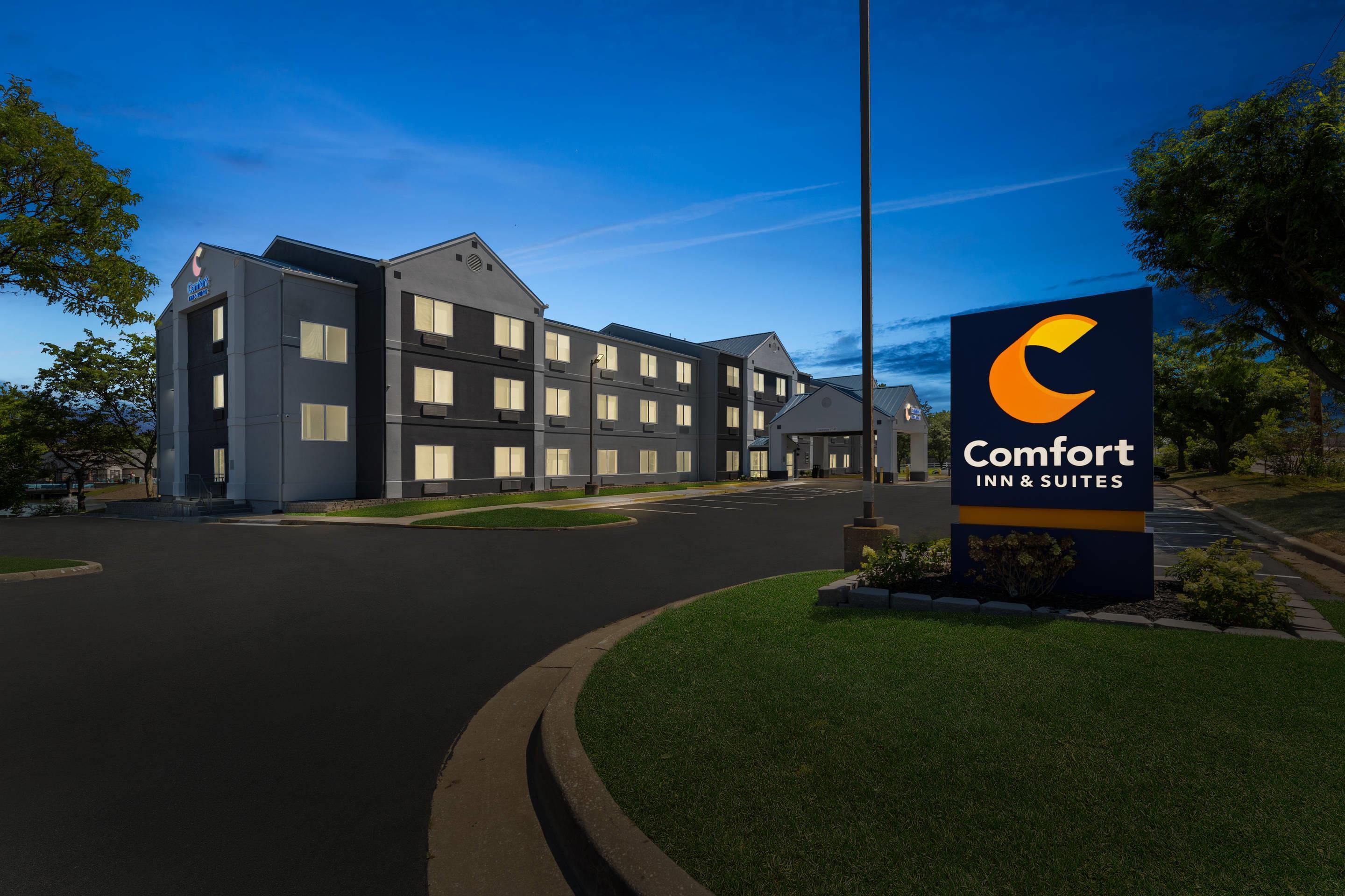 Twilight | Comfort Inn & Suites Olathe - Kansas City