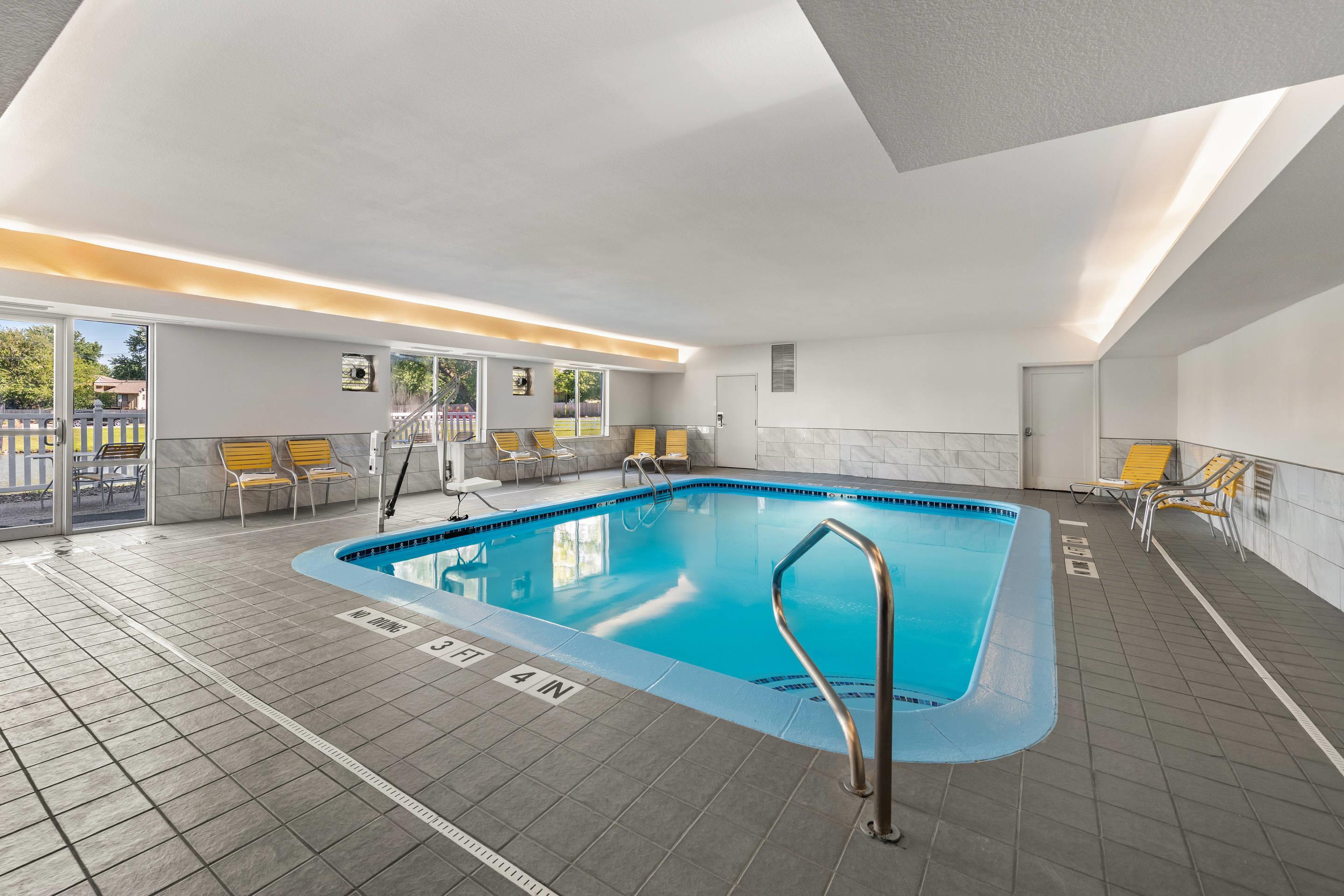 Indoor pool | Comfort Inn & Suites Olathe - Kansas City