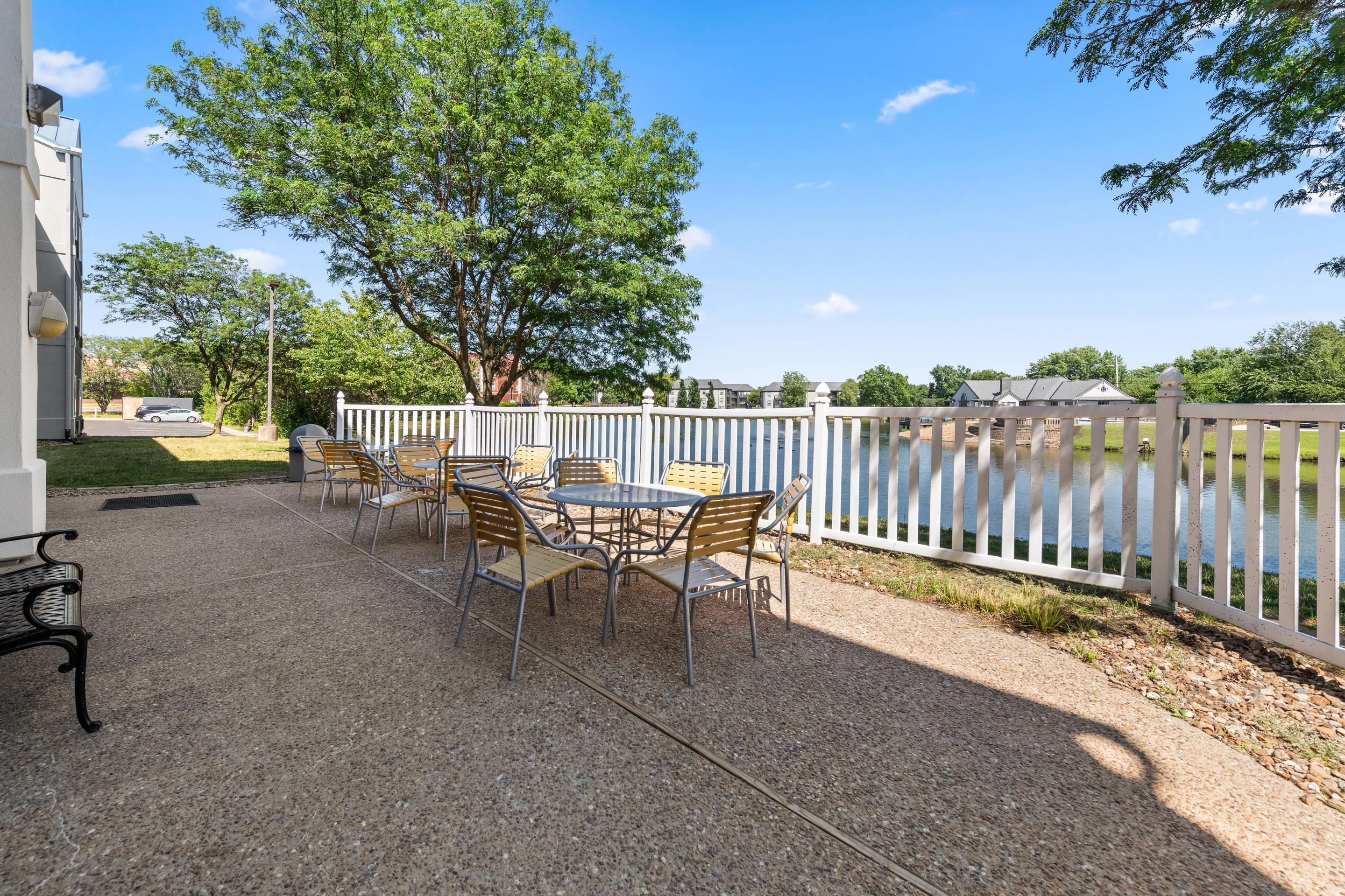 Hotel patio | Comfort Inn & Suites Olathe - Kansas City