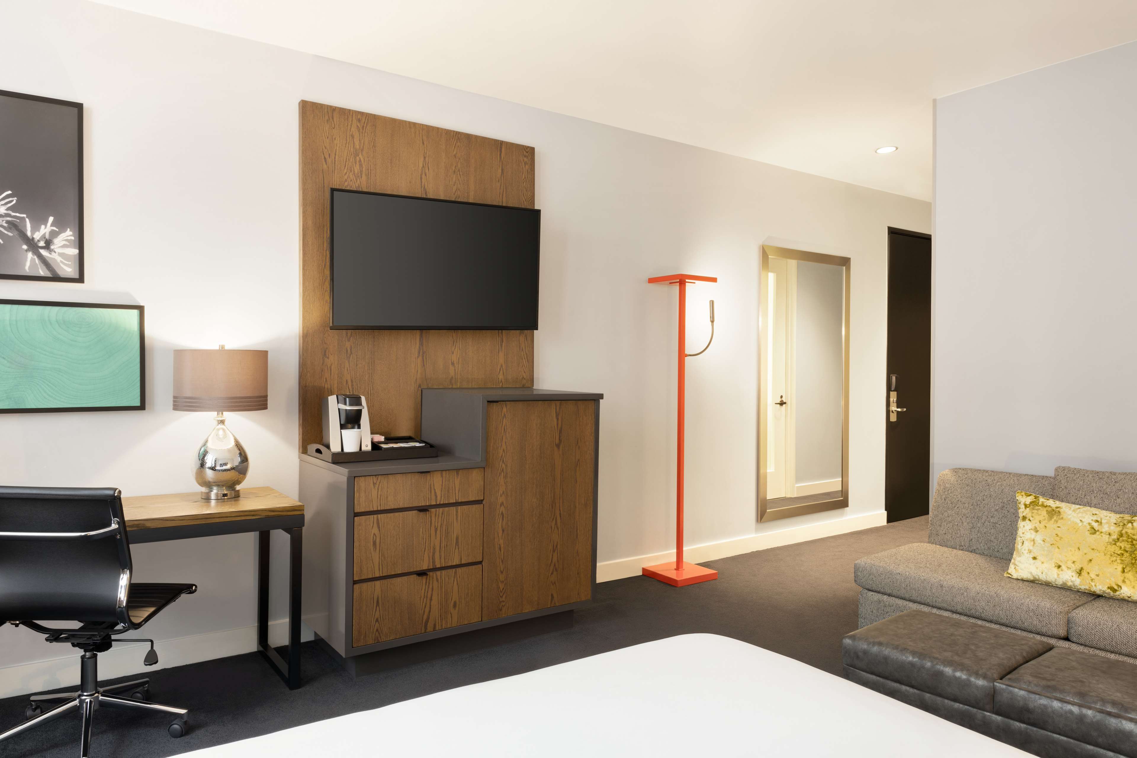 Hilton Motif Seattle Room Type - 1 KING BED W/ SOFABED