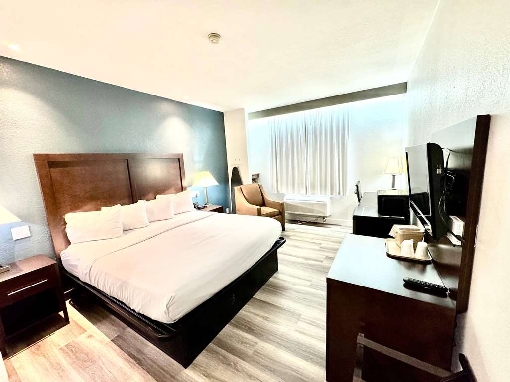 BAYMONT BY WYNDHAM RICHMOND I-70-guestroom-Guest Room,On-Site.jpg