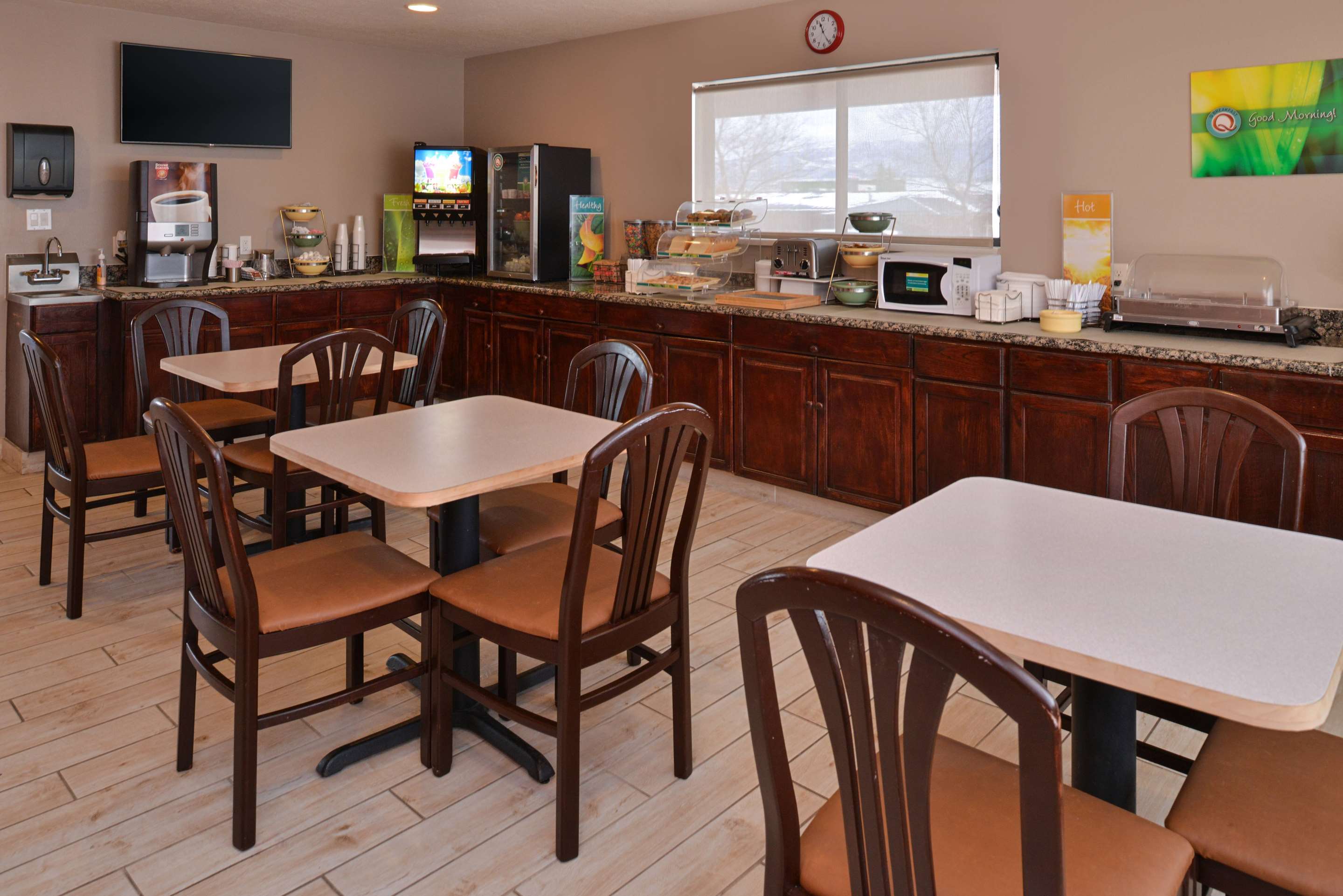 Breakfast Area | Wingate by Wyndham Beaver I-15