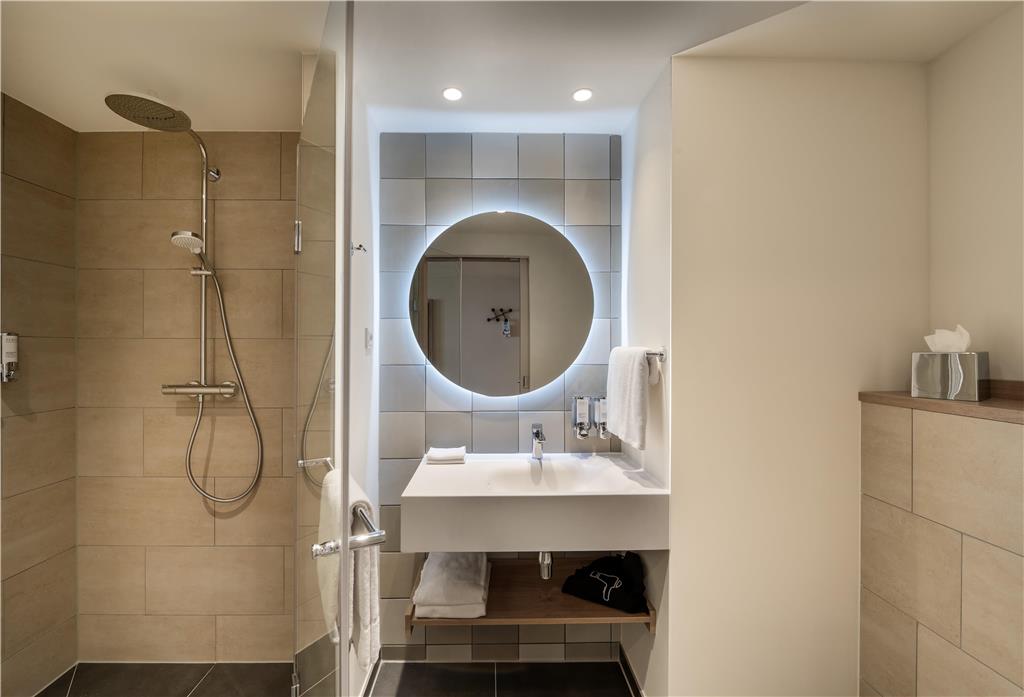HAMPTON BY HILTON POTSDAM-guestroom-Guest Room,Bathroom,On-Site.jpg