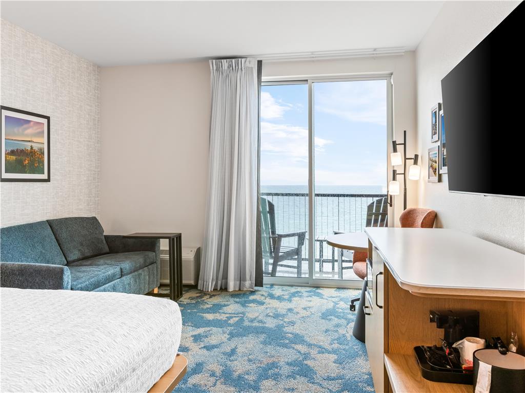HX ST IGNACE LAKEFRONT MACKINAC-guestroom-Guest Room,On-Site.jpg