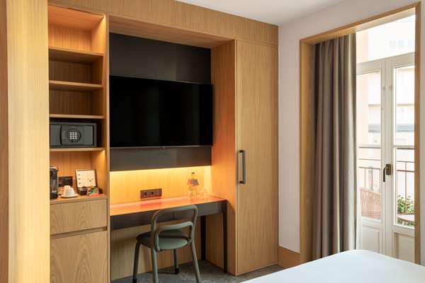 QUEEN GUEST ROOM WITH BALCONY
