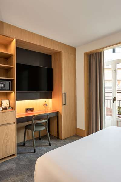 QUEEN GUEST ROOM WITH BALCONY
