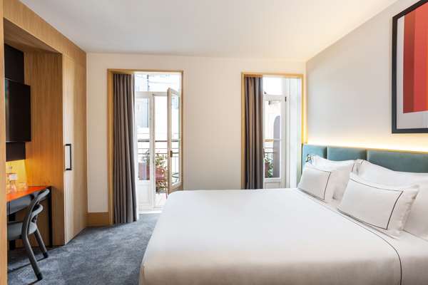QUEEN GUEST ROOM WITH BALCONY