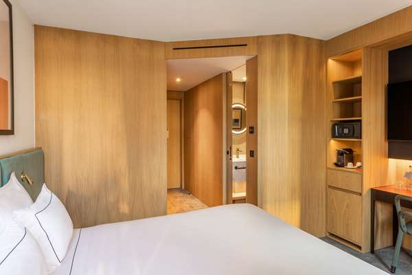 QUEEN GUEST ROOM WITH BALCONY