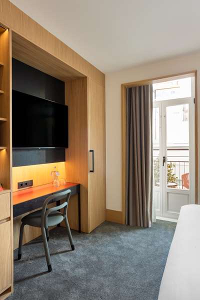 QUEEN GUEST ROOM WITH BALCONY