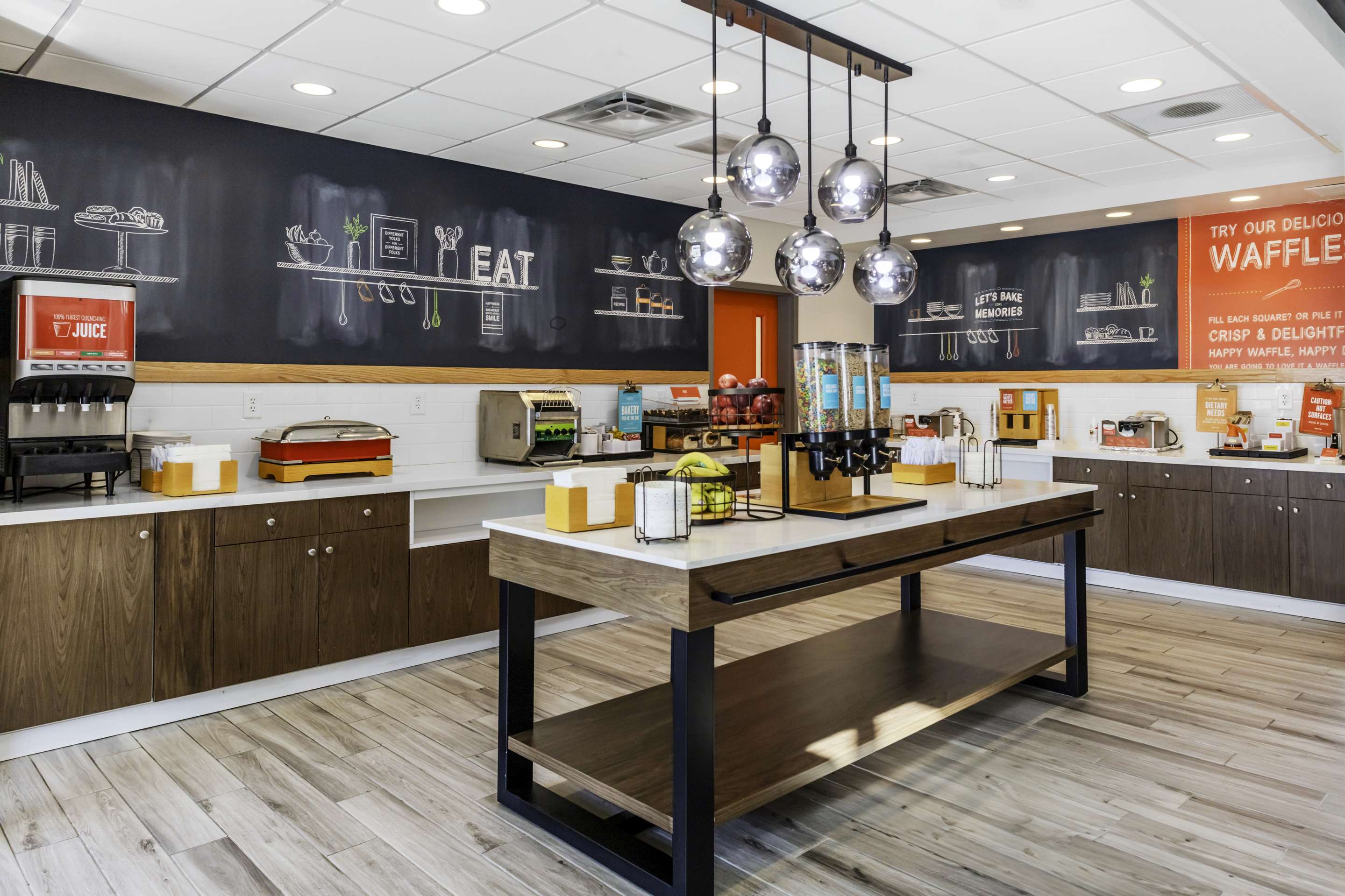 Breakfast Area | Hampton Inn & Suites Indianapolis West Speedway