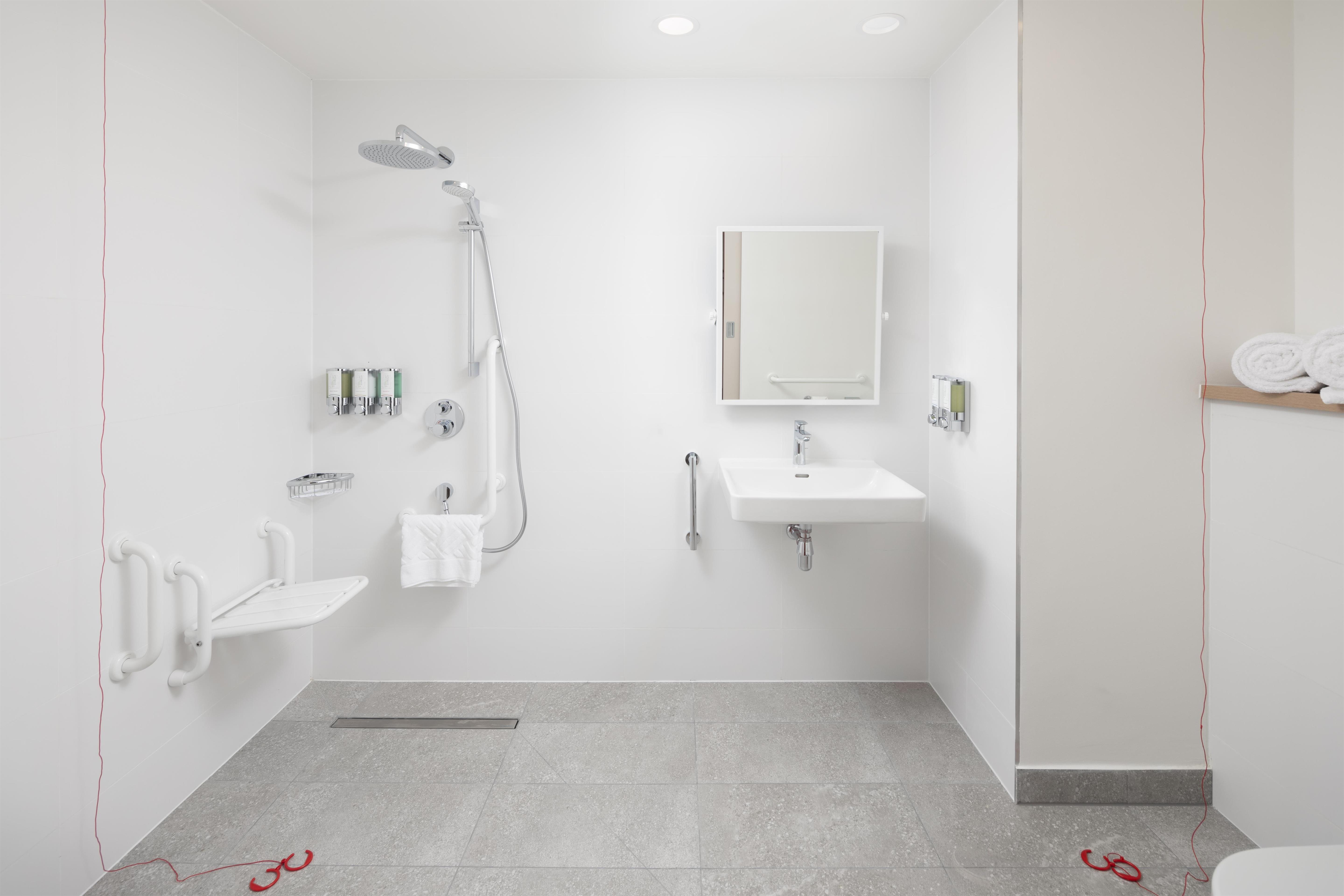 Hampton by Hilton Targu Mures Room Type - QUEEN ACCESSIBLE ROOM