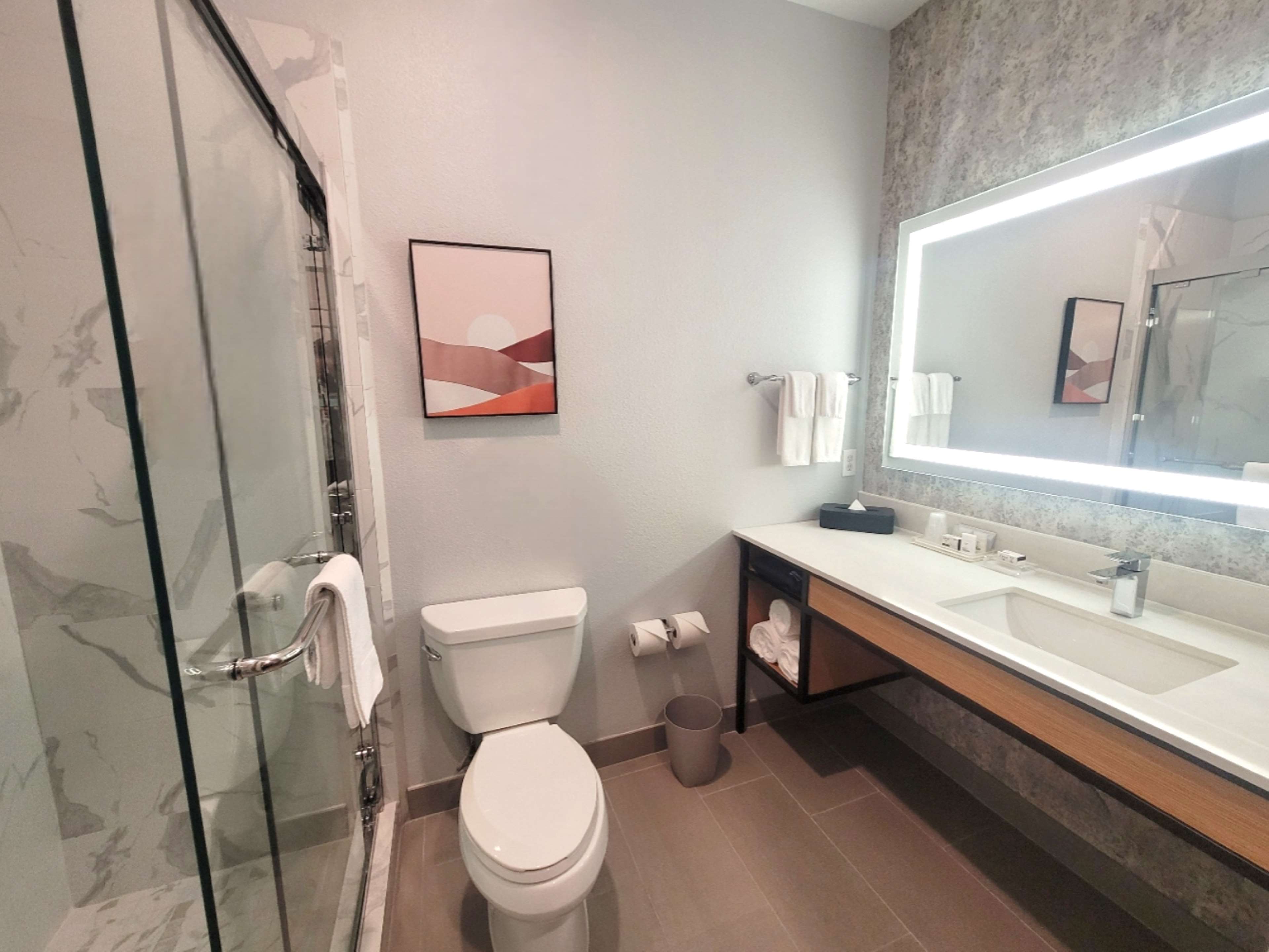 DoubleTree by Hilton Houston Westchase Room Type - 1 KING HEARING ACCESSIBLE