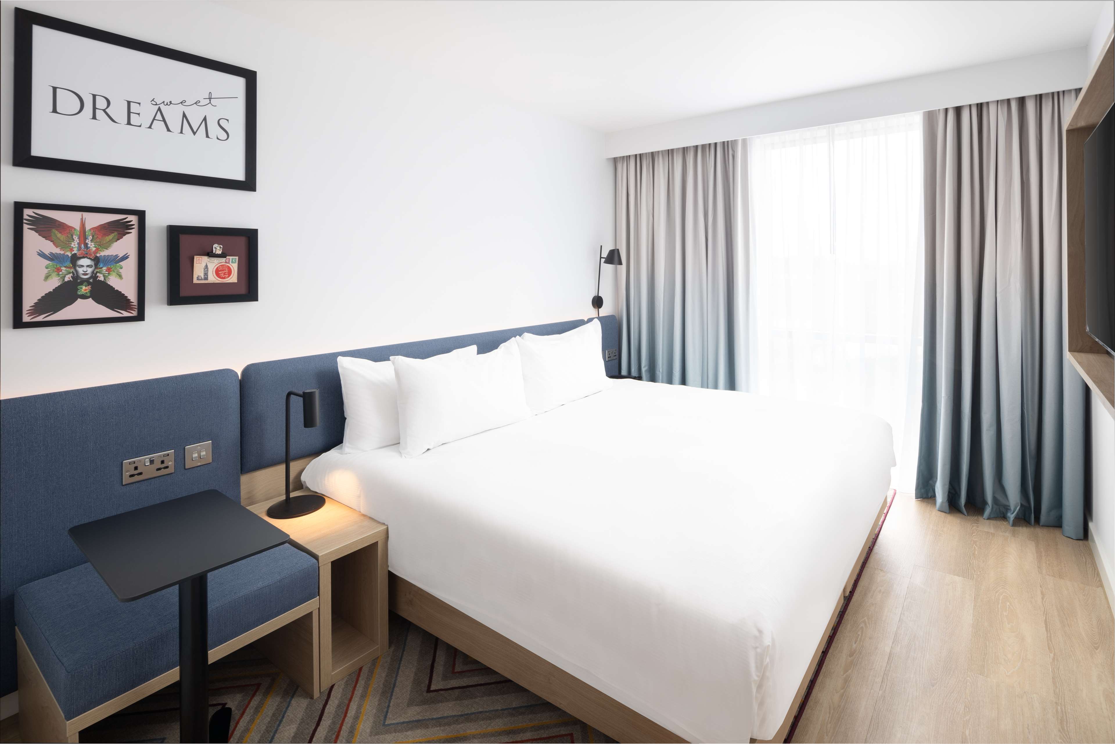 Hampton by Hilton Rochdale Room Type - SUPER KING ROOM