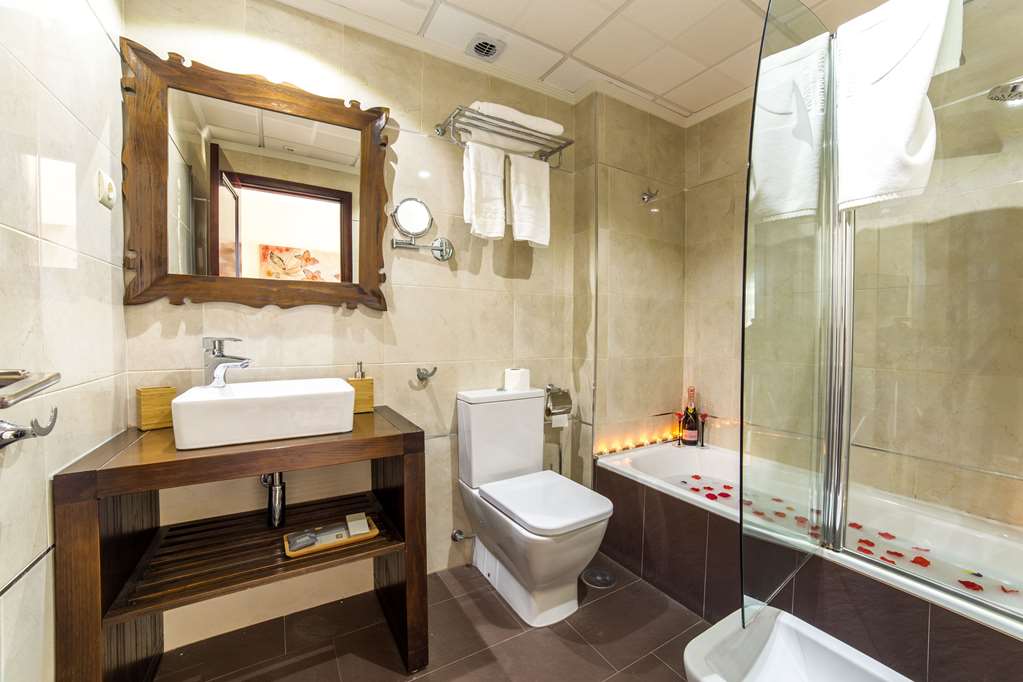 MOON DREAMS TORREMOLINOS-guestroom-Guest Room,Bathroom,On-Site.jpg