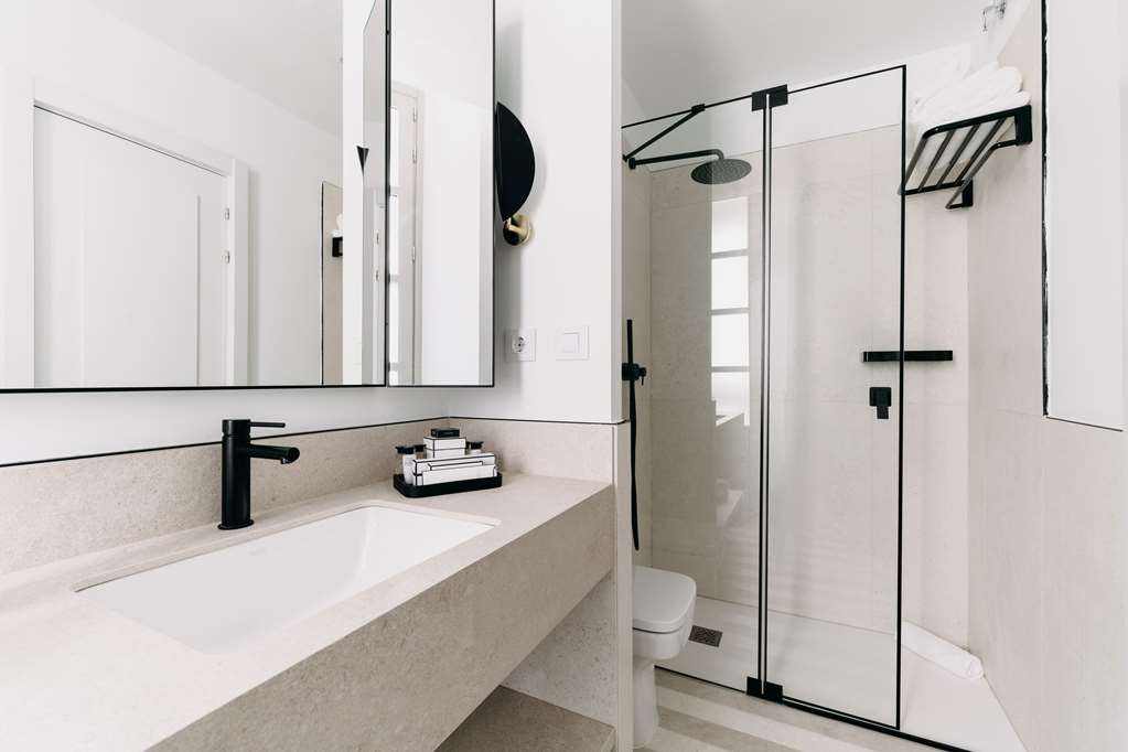 SOHO BOUTIQUE COLON-guestroom-Guest Room,Bathroom,On-Site.jpg