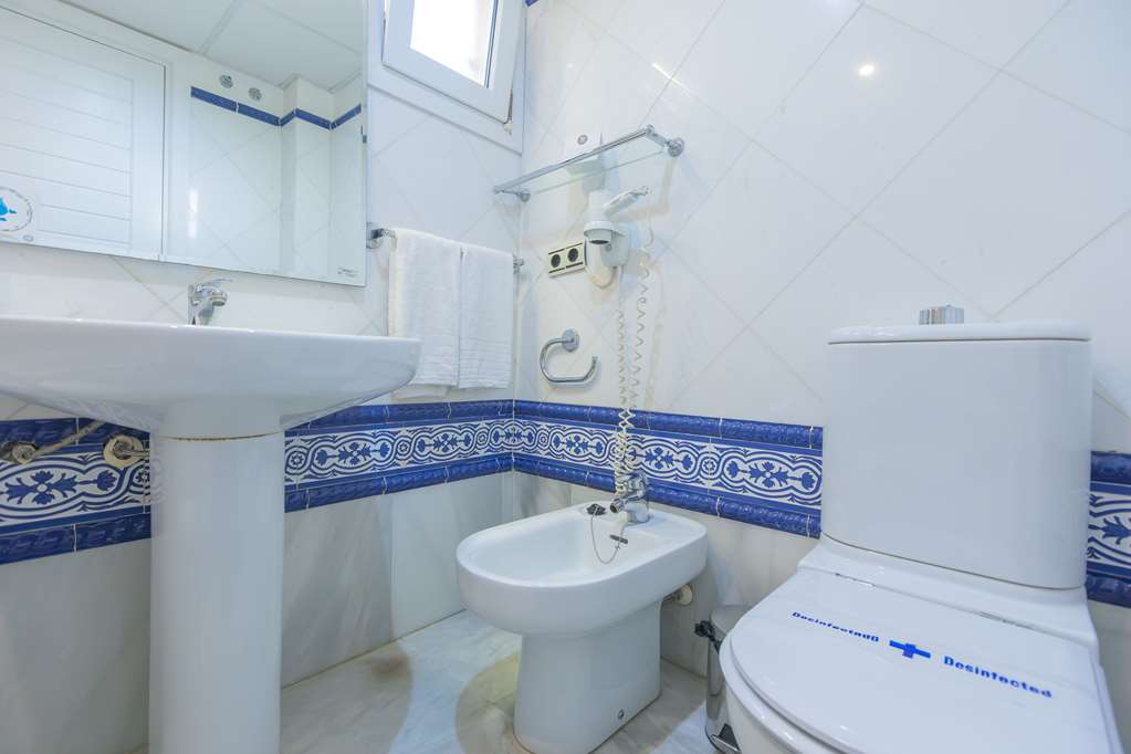 APARTAMENTOS SOHO BOUTIQUE VISTAHER-guestroom-Guest Room,Bathroom,On-Site.jpg