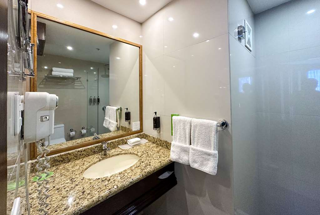 LA QUINTA BY WYNDHAM QUITO-guestroom-Guest Room,Bathroom,On-Site.jpg