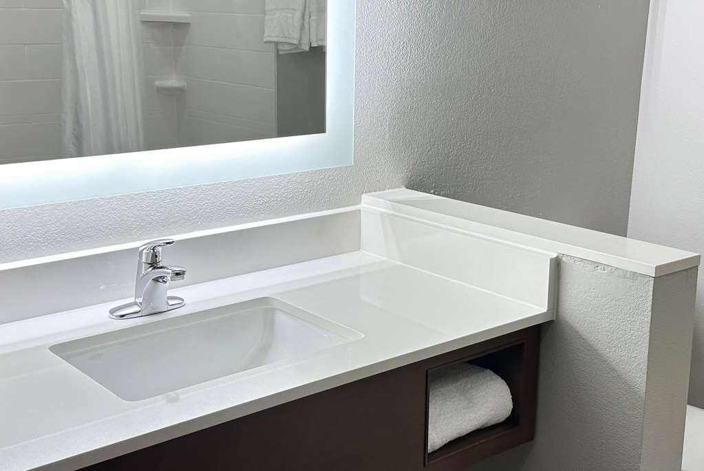 LA QUINTA INN & SUITES BY WYNDHAM J-guestroom-Guest Room,Bathroom,On-Site.jpg