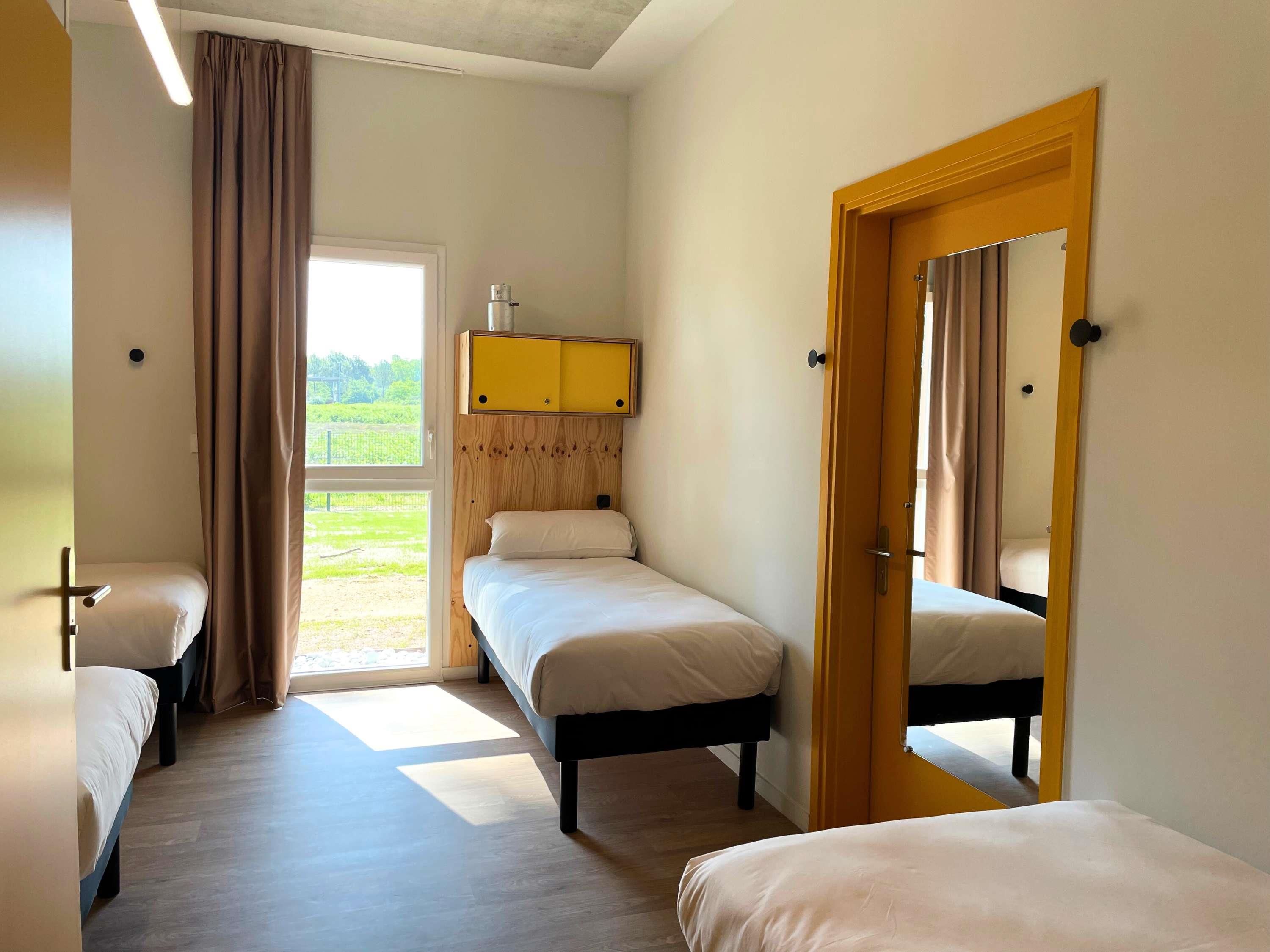 greet hotel Castets Coeur des Landes Room Type - Bedroom with 4 single beds