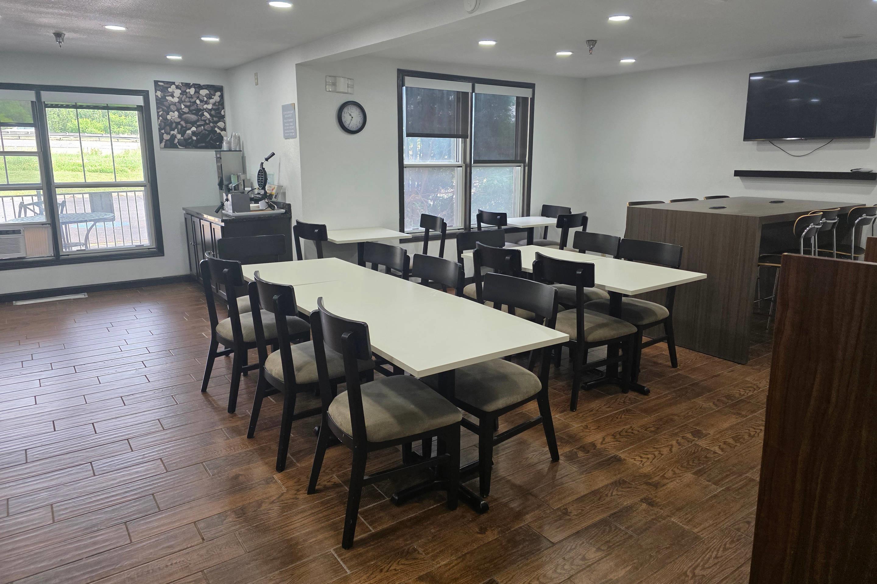 Breakfast area | Duluth Inn & Suites Near Spirit Mountain
