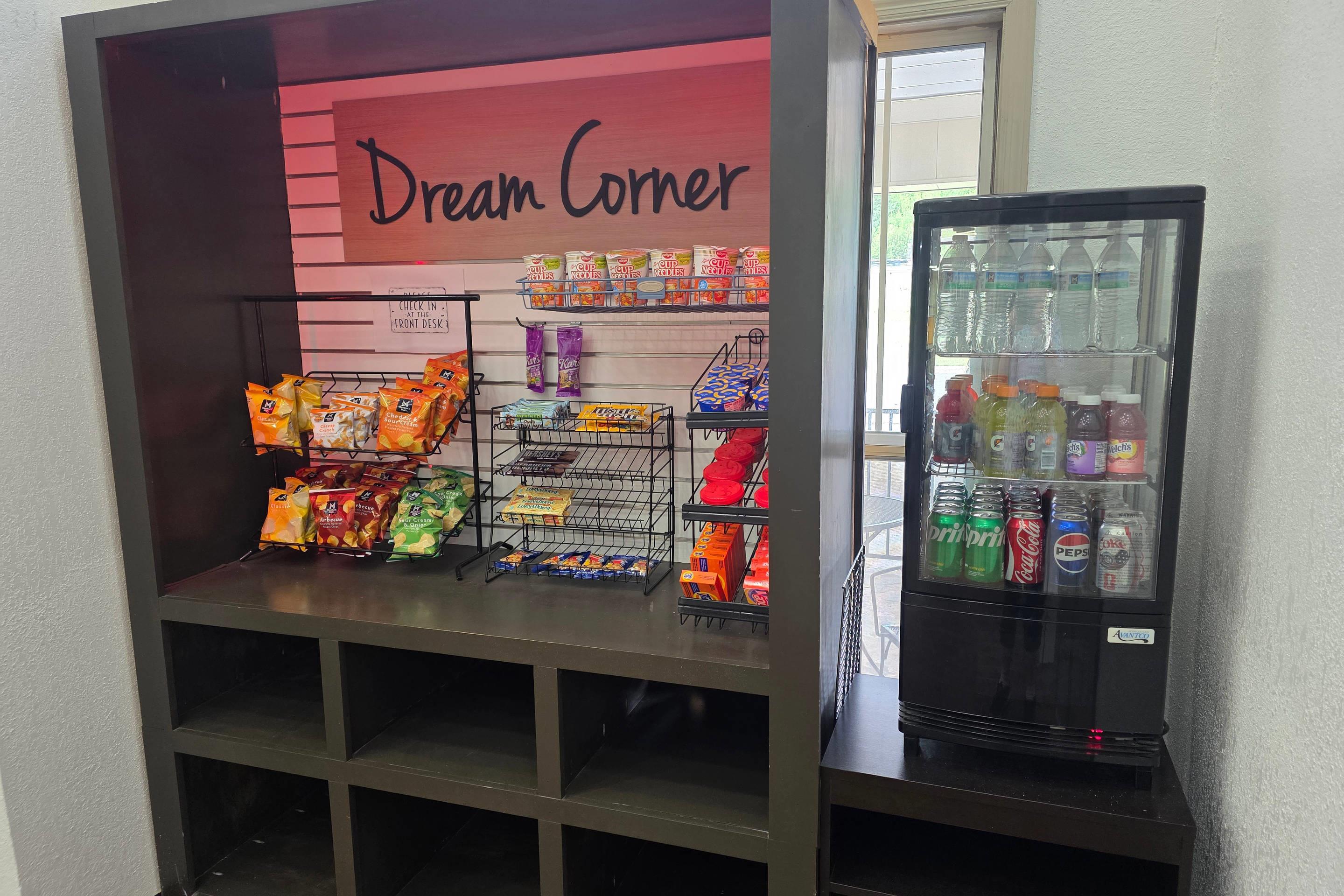 Hotel vending area | Duluth Inn & Suites Near Spirit Mountain