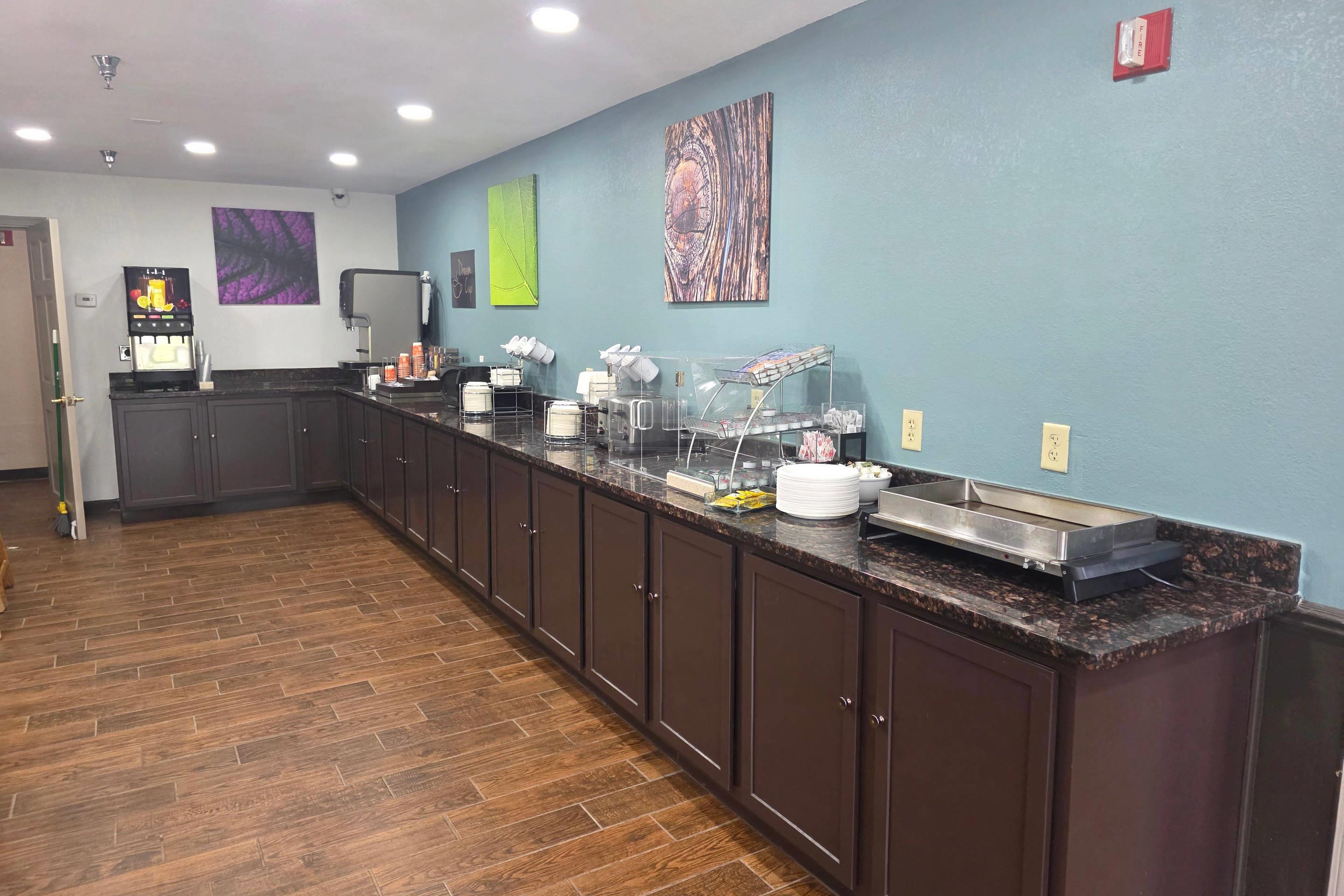 Breakfast area | Duluth Inn & Suites Near Spirit Mountain