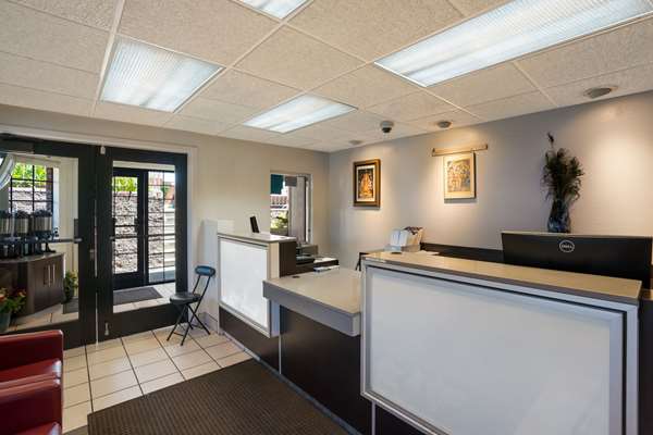  - Econo Lodge Vallejo - I-80, Exit 32