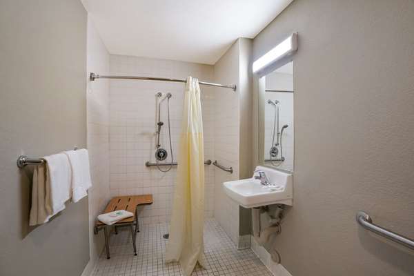  - Econo Lodge Vallejo - I-80, Exit 32