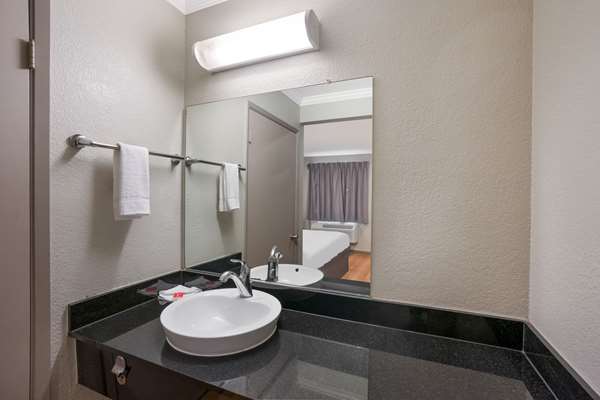  - Econo Lodge Vallejo - I-80, Exit 32