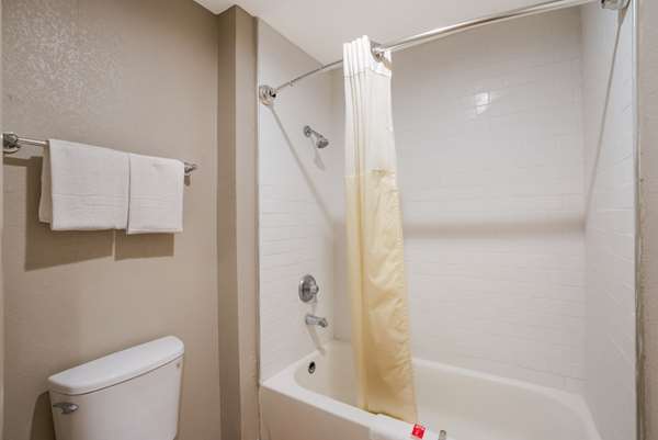  - Econo Lodge Vallejo - I-80, Exit 32