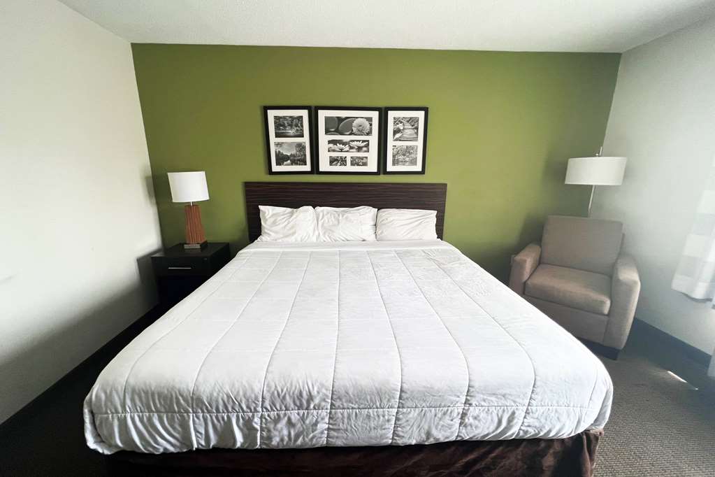 RAMADA BY WYNDHAM JACKSON MS-guestroom-Guest Room,On-Site.jpg