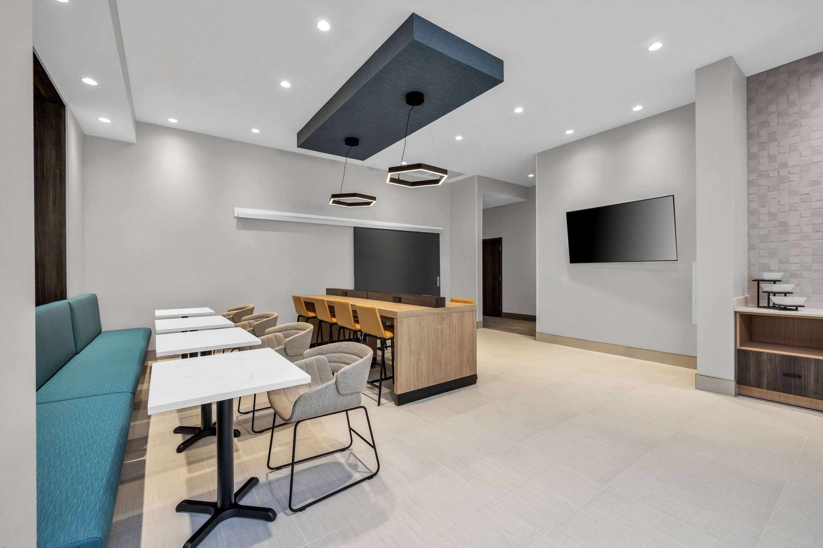 Breakfast Area | La Quinta Inn & Suites by Wyndham San Jose Silicon Valley