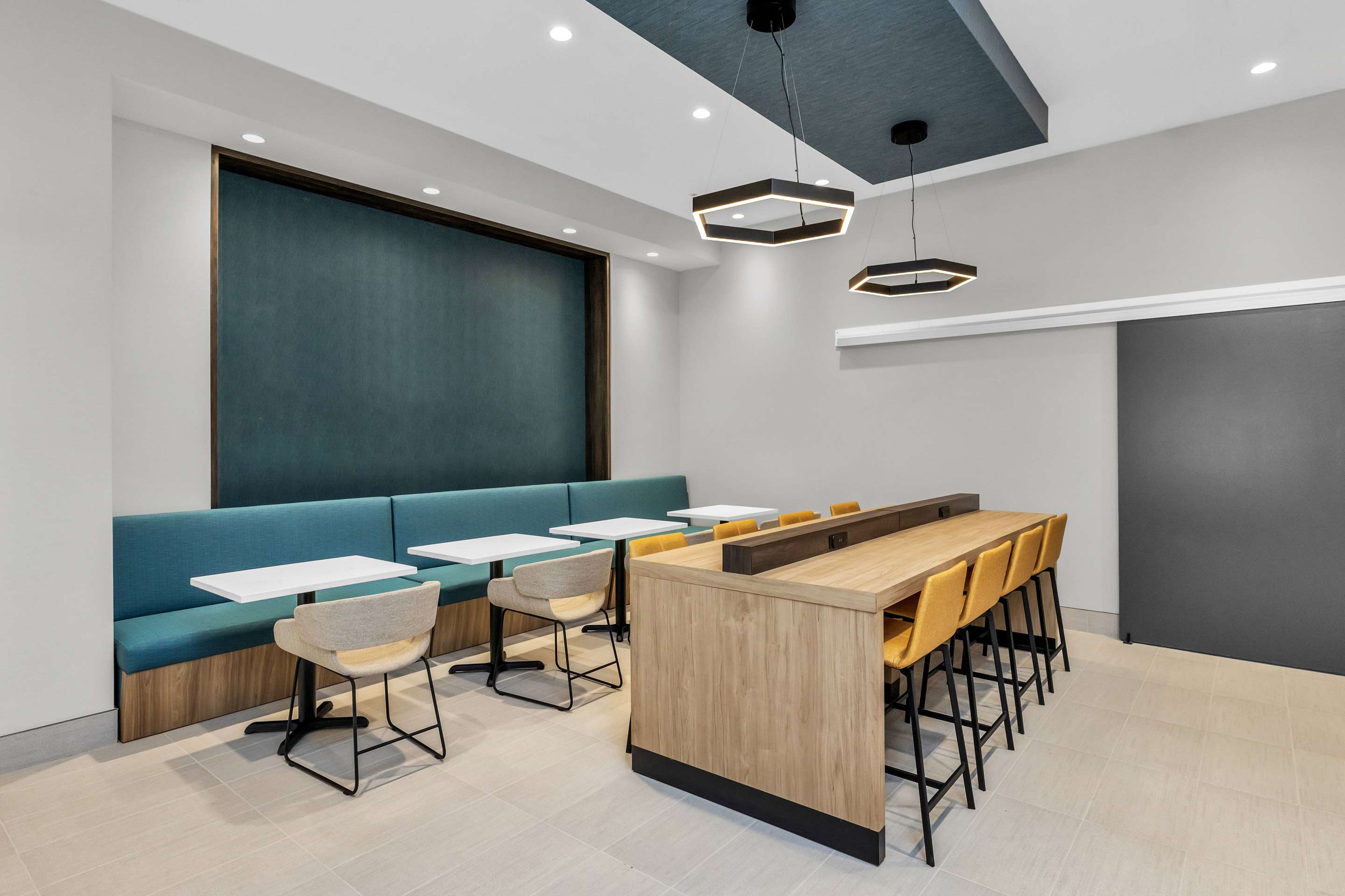 Breakfast Area | La Quinta Inn & Suites by Wyndham San Jose Silicon Valley