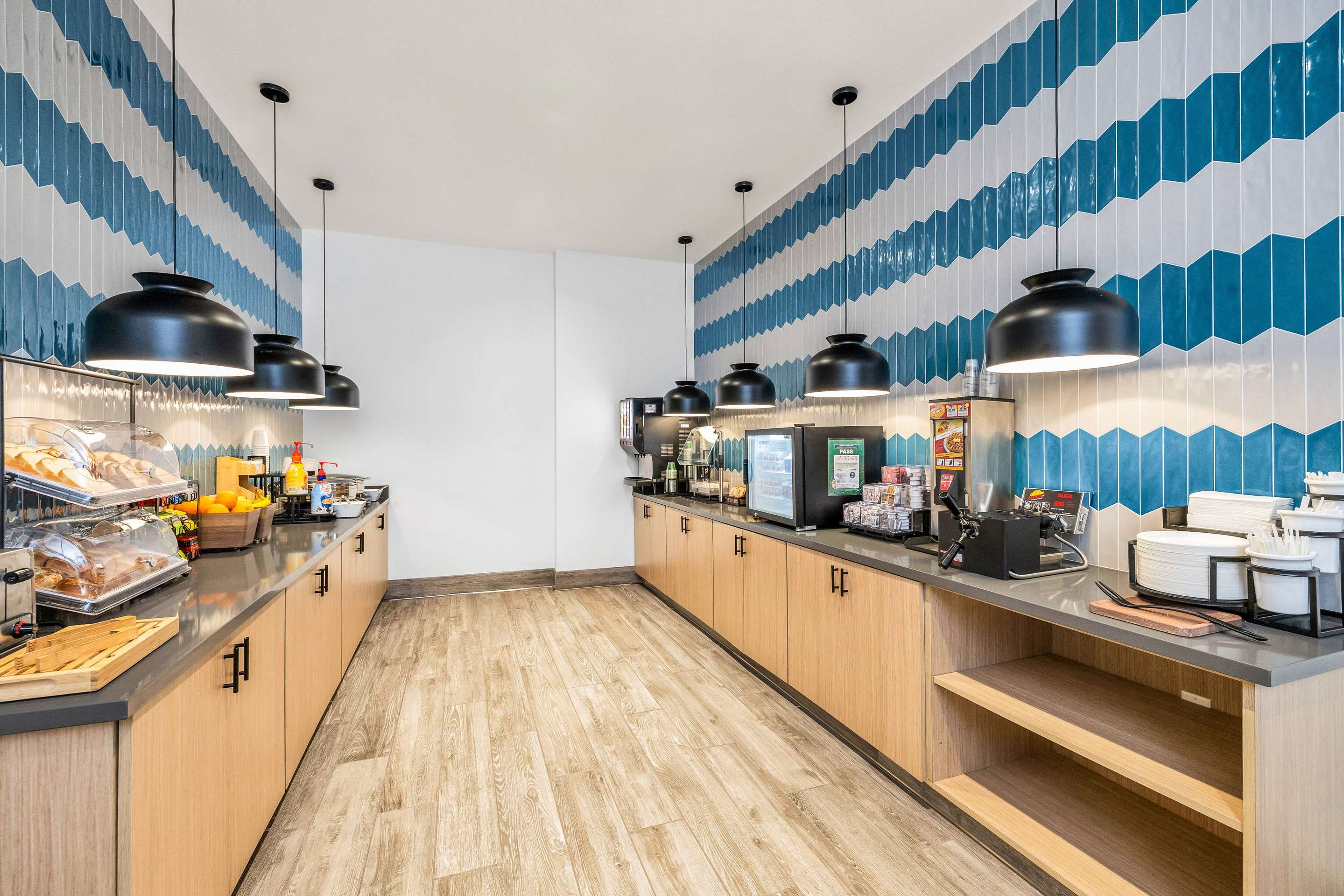 Breakfast Area | La Quinta Inn & Suites by Wyndham San Jose Silicon Valley
