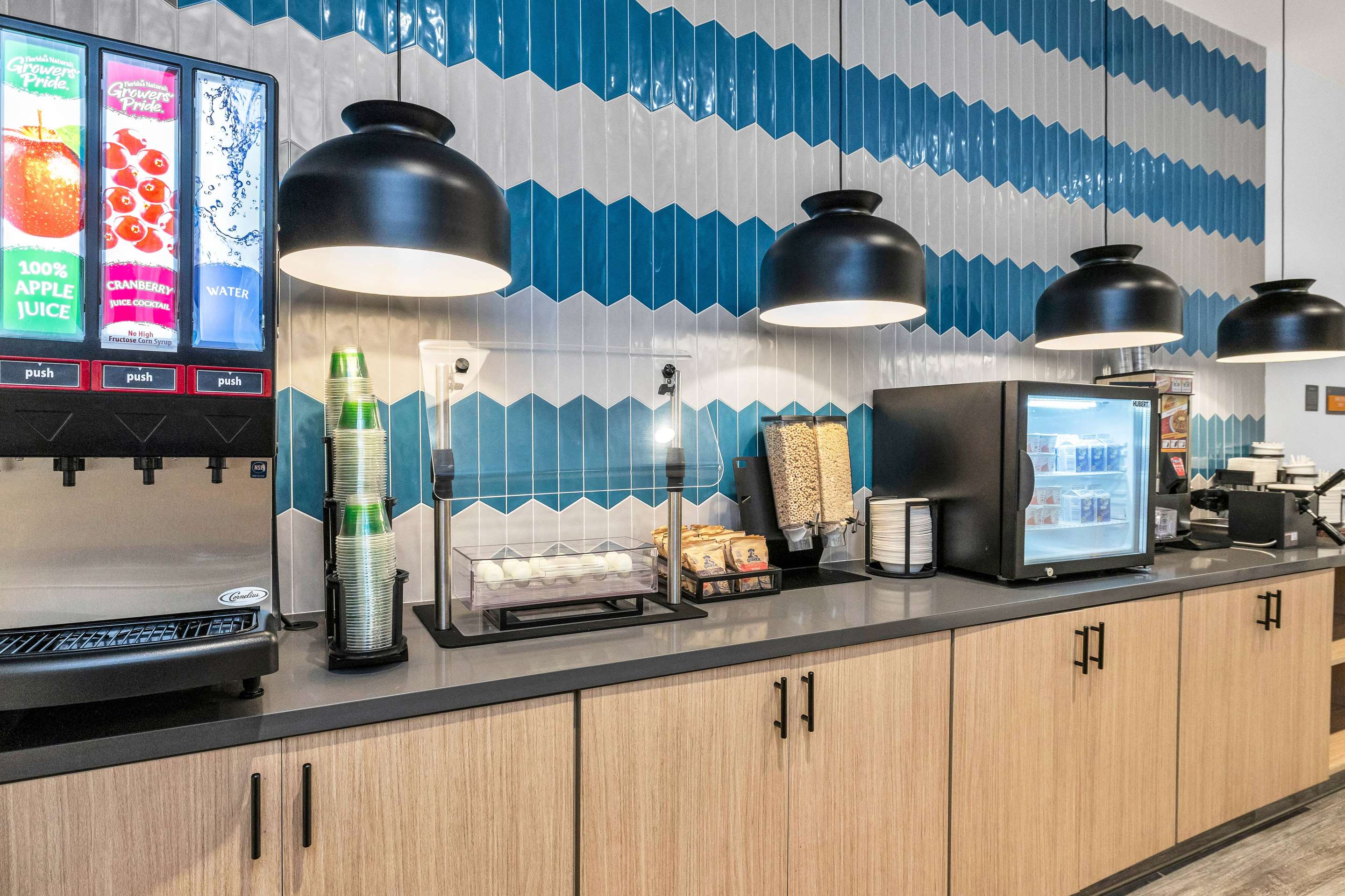 Breakfast Area | La Quinta Inn & Suites by Wyndham San Jose Silicon Valley