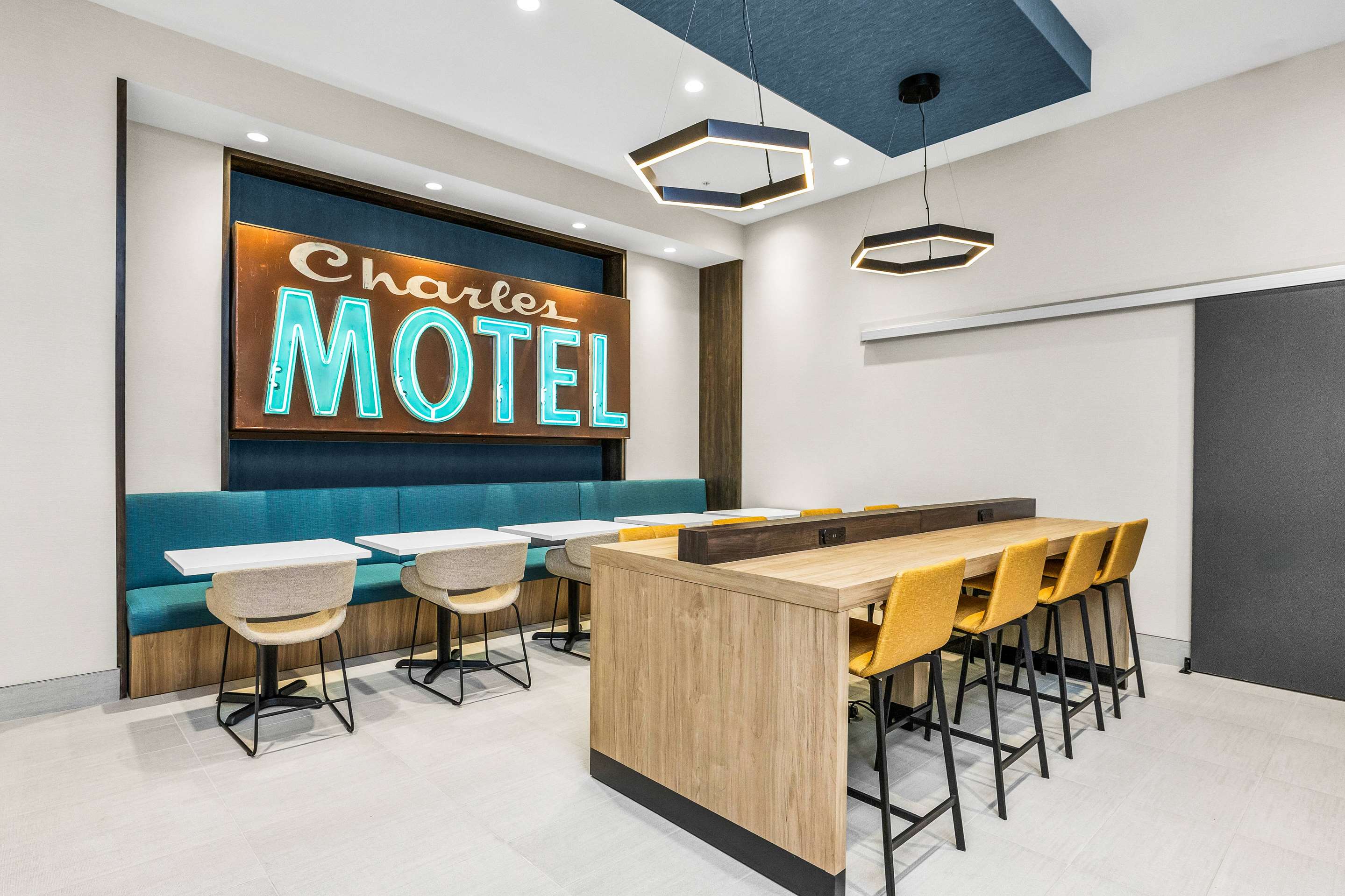 Breakfast Area | La Quinta Inn & Suites by Wyndham San Jose Silicon Valley