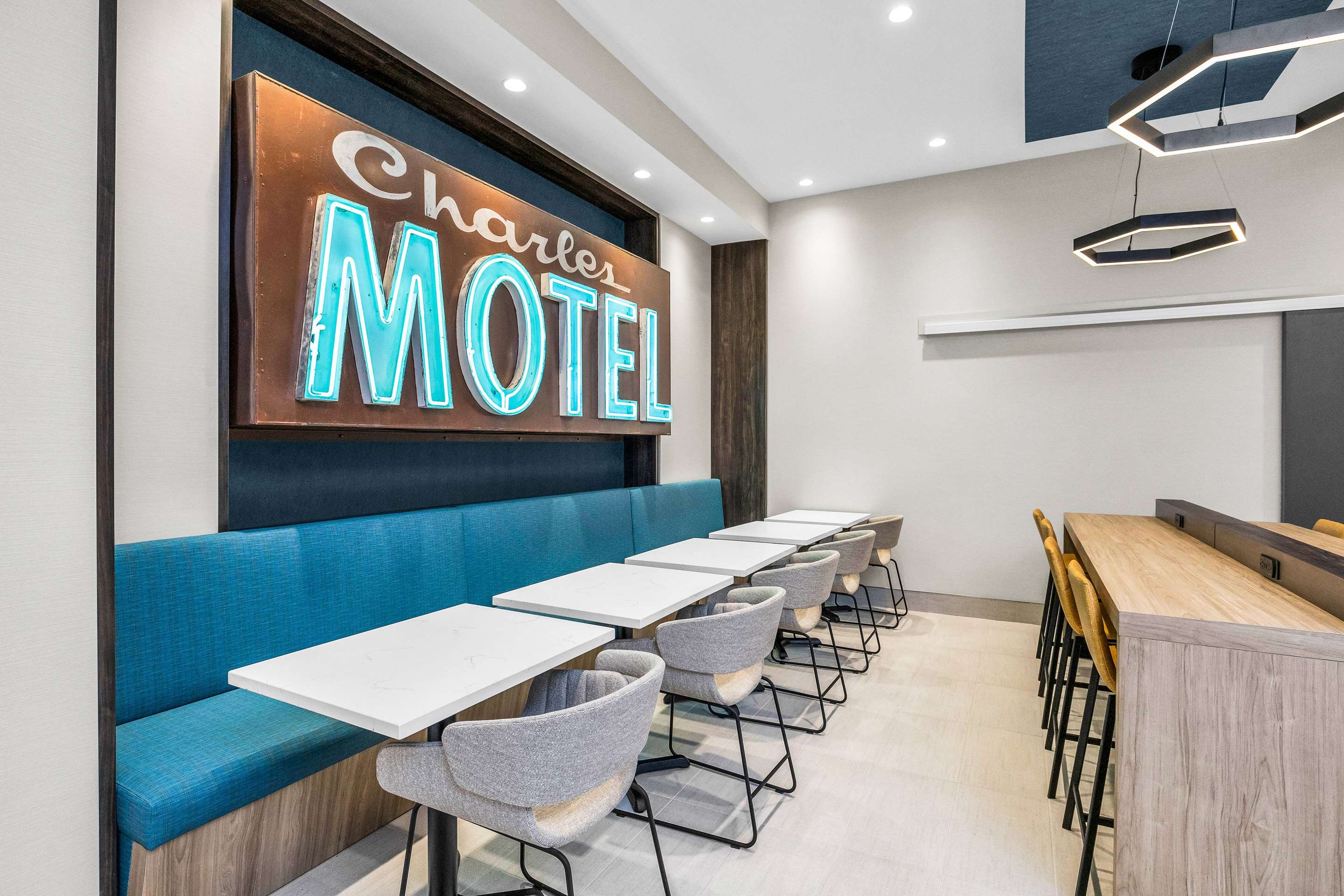 Breakfast Area | La Quinta Inn & Suites by Wyndham San Jose Silicon Valley