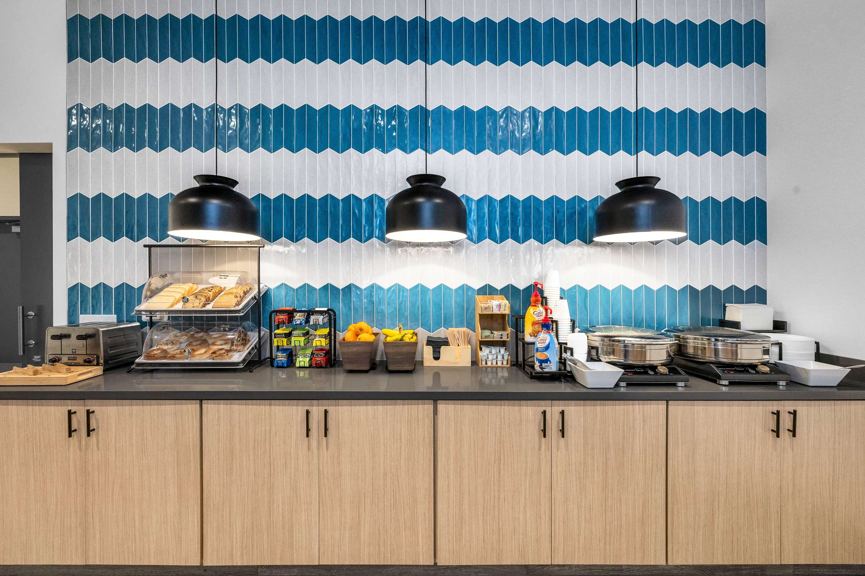 Breakfast Area | La Quinta Inn & Suites by Wyndham San Jose Silicon Valley