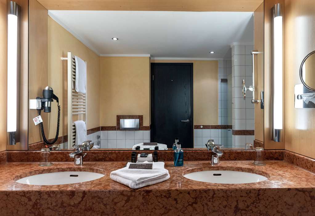 VIENNA HOUSE BY WYNDHAM REMARQUE OS-guestroom-Guest Room,Bathroom,On-Site.jpg