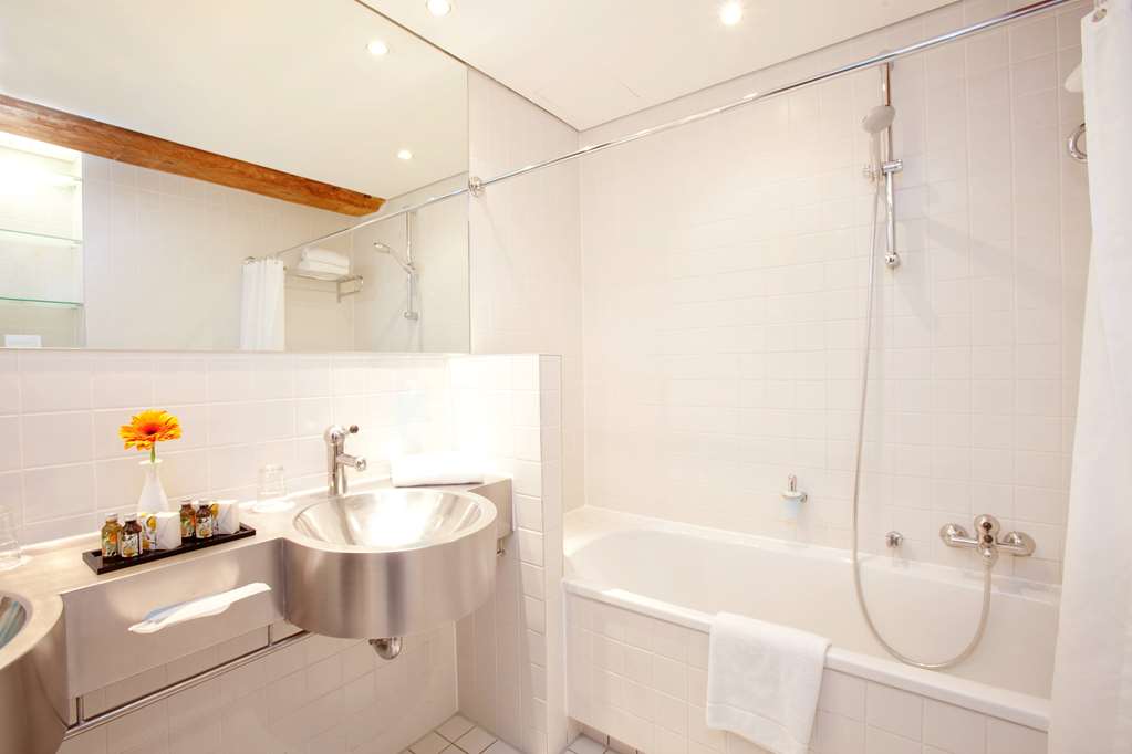 VIENNA HOUSE BY WYNDHAM HAVELUFER P-guestroom-Guest Room,Bathroom,On-Site.jpg