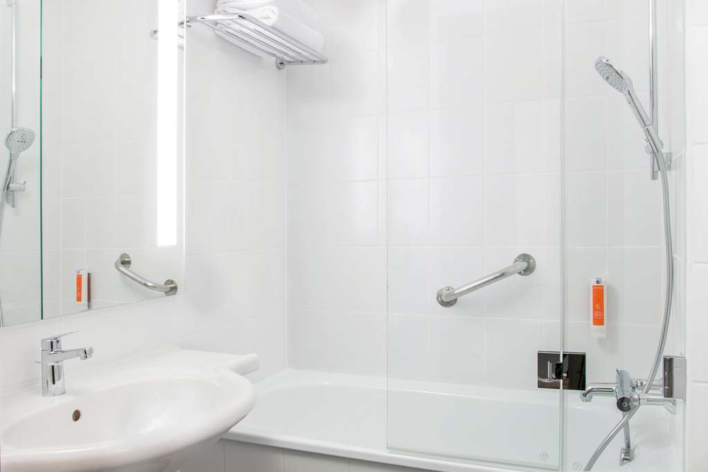 Vienna House Easy Cracow-guestroom-Guest Room,Bathroom,On-Site.jpg