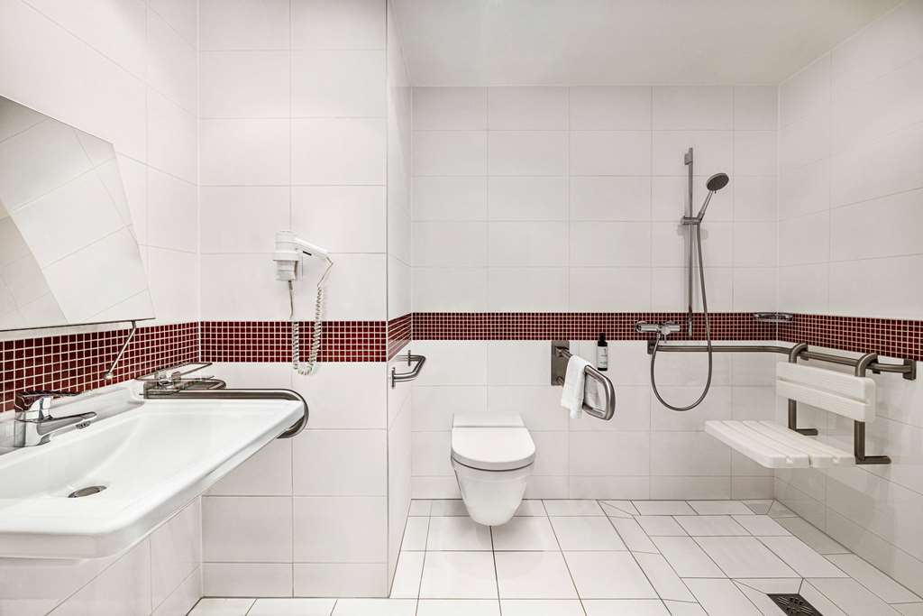 Vienna House Easy Katowice-guestroom-Guest Room,Bathroom,Shower,Accessibility,On-Site.jpg