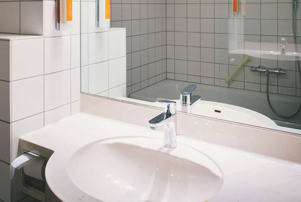 Vienna House Easy Amberg-guestroom-Guest Room,Bathroom,On-Site.jpg