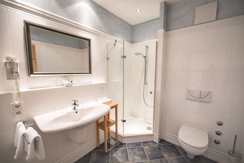 GLASL S LANDHOTEL-guestroom-Guest Room,Bathroom,On-Site.jpg