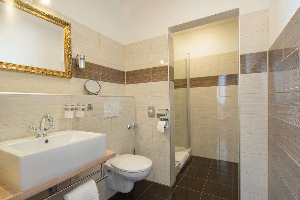 ART HOTEL MONOPOL-guestroom-Guest Room,Bathroom,On-Site.jpg