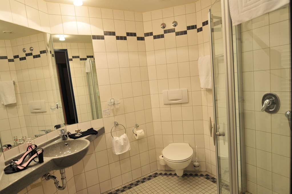 AKZENT HOTEL STADT SCHLUECHTERN-guestroom-Guest Room,Bathroom,On-Site.jpg
